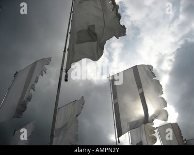 Transperant Fahnen im Wind mit grauen bewölktem Himmel beim Glastonbury Festival 2007 Stockfoto