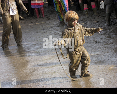 Kleiner Junge im Schlamm spielen in großen Naturteich am Glastonbury 2007 vollständig abgedeckt Stockfoto