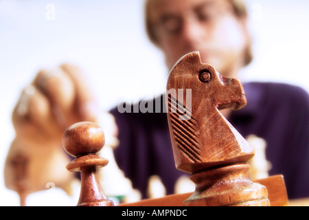 Mann spielt Schach Stockfoto