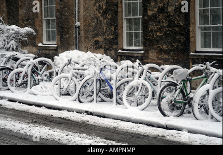 Rack von Fahrrädern im Schnee auf Parks Road, Oxford, UK Stockfoto