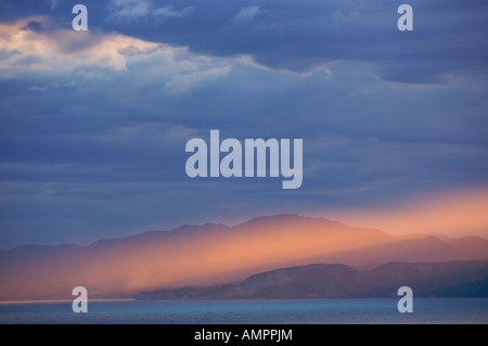 Sonnenuntergang über South Bay und der Küste von Kaikoura, Ostküste, Südinsel, Neuseeland. Stockfoto