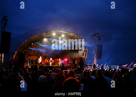 Die Levellers auf der Bühne Wychwood Festival 2007 von Masse Stockfoto