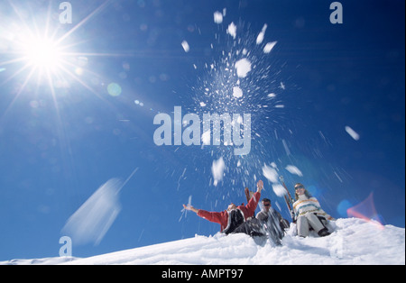 Drei Leute, die Spaß im Schnee Stockfoto