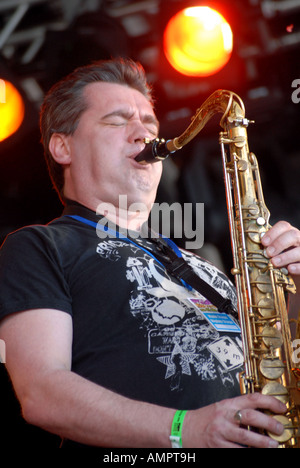 Komponist und Saxophonist Mark Lockheart spielen auf der Bühne mit Jazz band Eisbär auf Wychwood Festival 2007 Stockfoto