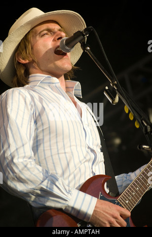 Gitarrist und Backing-Sänger Kevin Jeremiah von The Feeling bei Wychwood Festival 2006 Stockfoto