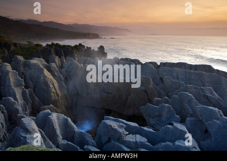 Sonnenuntergang in die Pancake Rocks in Punakaiki, West Coast, Südinsel, Neuseeland. Stockfoto