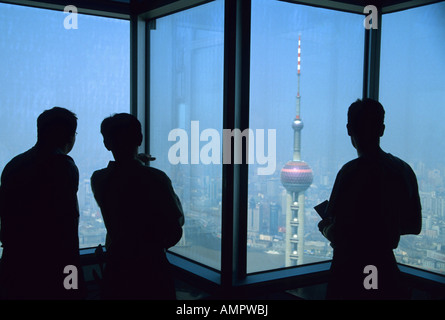 Shanghai-Blick vom Jin Mao Building Aussichtsplattform in Pudong mit Orient Pearl TV Tower im Vordergrund Stockfoto