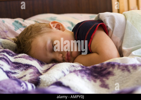 Kleiner Junge im Bett schlafen Stockfoto