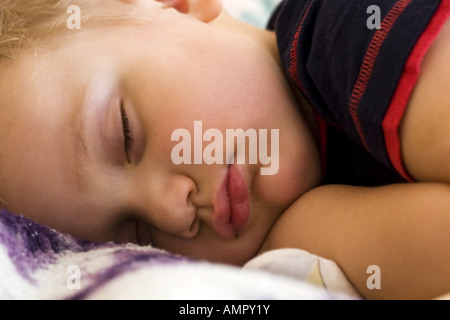 Kleiner Junge im Bett schlafen Stockfoto