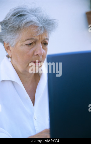 Ältere Frau mit laptop Stockfoto