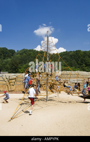 jungen und Mädchen spielen auf Seil Klettergerüst Stockfoto