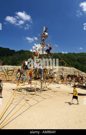 jungen und Mädchen spielen auf Seil Klettergerüst Stockfoto