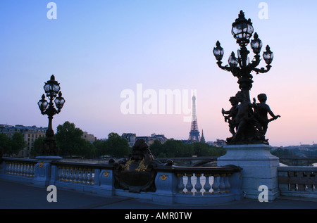 Dämmerung auf der Seine von der Pont Alexandre III Brücke, Paris Frankreich Stockfoto