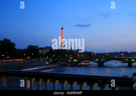 Dämmerung auf der Seine von der Pont Alexandre III Brücke, Paris Frankreich Stockfoto