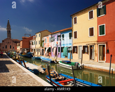 Häuser und Boote, Insel Burano, venezianische Lagune, Italien Stockfoto