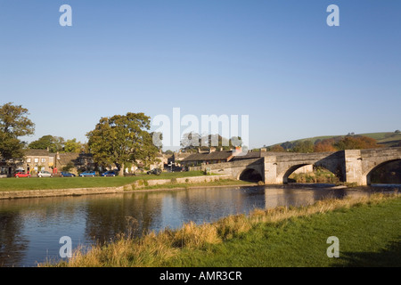 Fluß Wharfe und Stein gewölbten Brücke im malerischen Dorf in Yorkshire Dales National Park. Burnsall Wharfedale North Yorkshire England UK Stockfoto
