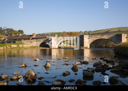 Fluß Wharfe und Stein gewölbten Brücke im Yorkshire Dales National Park an Burnsall Wharfedale North Yorkshire England UK Großbritannien Stockfoto