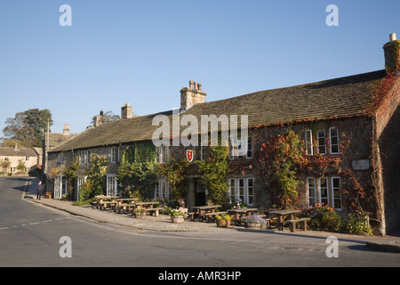 Red Lion und Manor House Hotel Front mit Tischen im Freien in Yorkshire Dales National Park Village. Burnsall Wharfedale Yorkshire England UK Stockfoto