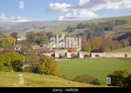 Englisch Querformat zu River Wharfe und Brücke in Yorkshire Dales National Park Pennines im Herbst. Burnsall Wharfedale Yorkshire England Großbritannien Stockfoto