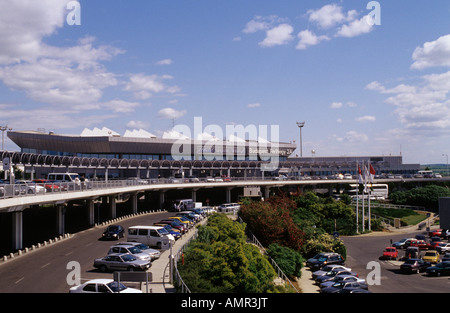 Budapest Ungarn Mai International Airport terminal 2A Gebäudehülle und Parkplatz Stockfoto