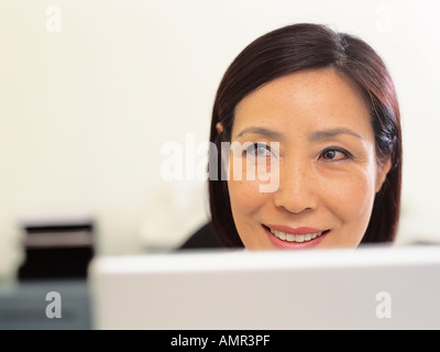 Porträt Frau mit Laptop Stockfoto