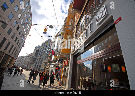 ISTANBUL, TÜRKEI. Istiklal Caddesi im Stadtteil Beyoglu Verkaufsoffener Samstag. 2007. Stockfoto