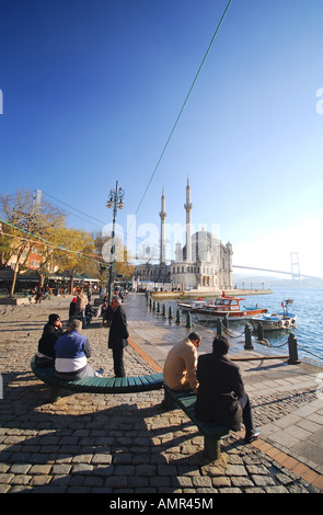 ISTANBUL. Sonntag Morgen von der Mecidiye-Moschee am Iskele Meydani in Ortaköy am europäischen Ufer des Bosporus. Stockfoto