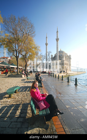 ISTANBUL. Sonntag Morgen von der Mecidiye-Moschee am Iskele Meydani in Ortaköy am europäischen Ufer des Bosporus. 2007. Stockfoto