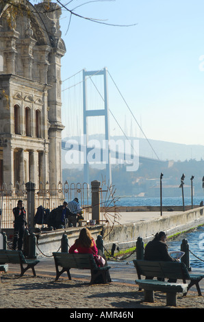 ISTANBUL. Sonntag Morgen von der Mecidiye-Moschee am Iskele Meydani in Ortaköy am europäischen Ufer des Bosporus. Stockfoto