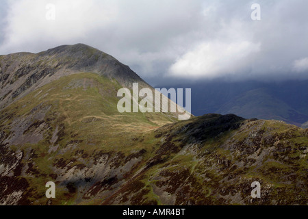 Rot Hecht den höchsten fiel auf dem Grat entlang der Nordseite der Ennerdale Cumbria England Stockfoto