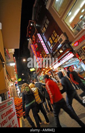 ISTANBUL, TÜRKEI. Restaurants und Kebab-Läden in einer belebten Seitenstraße am Taksim Ende der Istiklal Caddesi. 2007. Stockfoto