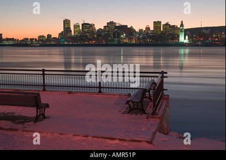 St.-Lorenz-Strom, Packeis, nach Sonnenuntergang, downtown Montreal gesehen vom Parc Jean-Drapeau, Montreal, Quebec, Kanada Stockfoto