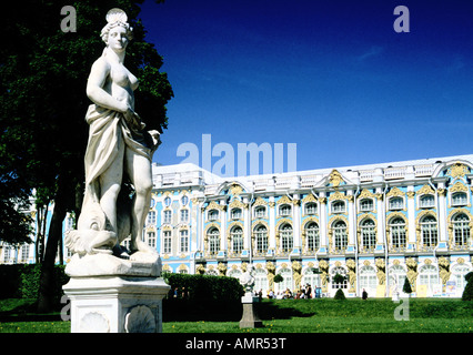 Claasical-Statue in formalen Gärten der Katharinenpalast in Zarskoje Selo bei Sankt Petersburg Russland Stockfoto