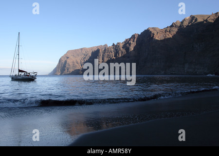 Los Gigantes Klippen von Los Guios Strand am frühen Morgen Teneriffa Kanarische Inseln Stockfoto