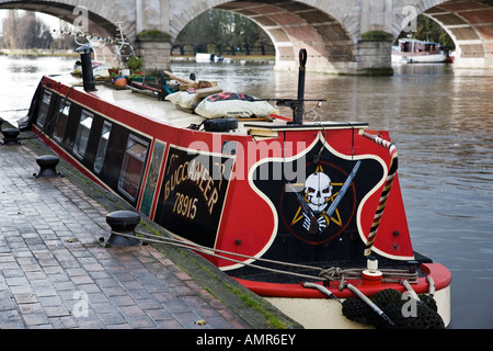 Eine schmale Boot auf der Themse, Kingston upon Thames, Surrey, England. Stockfoto