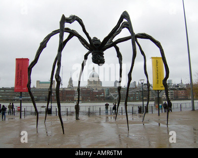 US-amerikanische Bildhauerin Louise Bourgeois enorme 35 Fuß hoch Spinne außerhalb der Tate modern Stockfoto