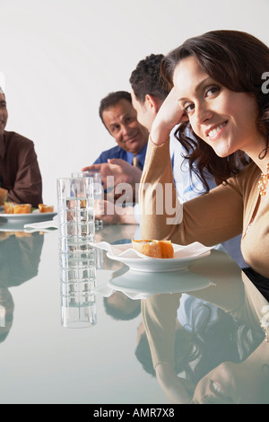 Geschäftsleute mit Snacks im Sitzungssaal Stockfoto