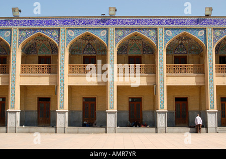 Hof am Mausoleum von Shah-e Cheragh, besucht von den schiitischen Pilgern, Shiraz, Iran Stockfoto