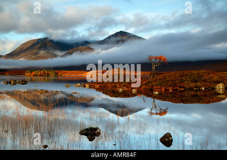 Nebel bei Sonnenaufgang auf Rannoch Moor, Lochan na-h Achlaise, Schwarz Berg im Nebel mit Reflexionen Lochaber Highlands Schottland Großbritannien ummantelt Stockfoto
