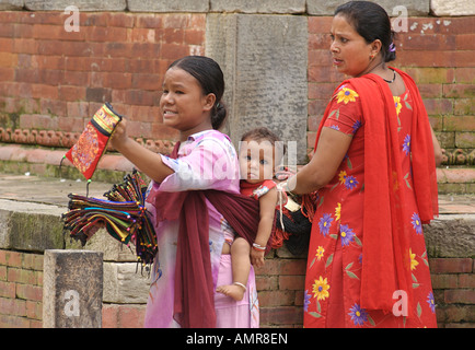 Nepalesische Souvenirverkäufer, die in der Straße Kathmandu-Nepal Stockfoto