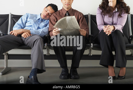 Geschäftsleute im Wartebereich Stockfoto