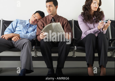 Geschäftsleute im Wartebereich Stockfoto