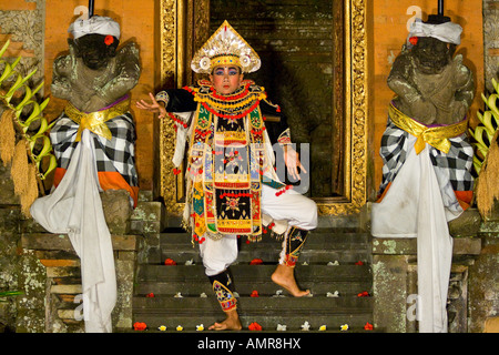 Krieger Tänzerin Ubud Palast Leistung Bali Indonesien Stockfoto