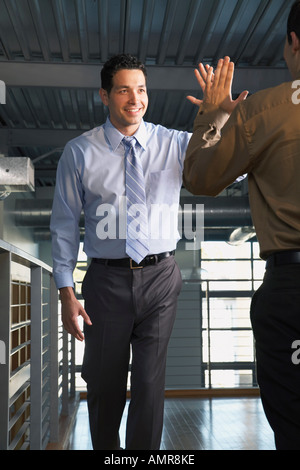 Geschäftsleute, gratulieren einander Stockfoto