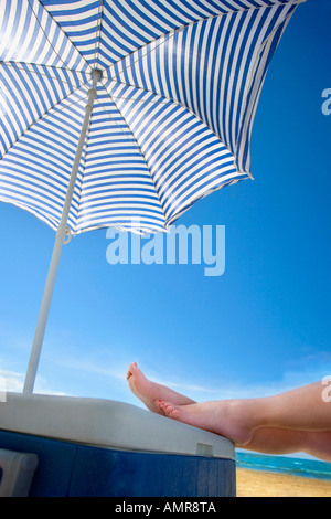 Frau die Füße am Kühler am Strand Stockfoto