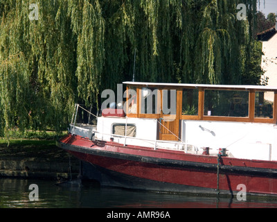 Holzboot vertäut am Ufer der Themse, Staines, Middlesex, England, UK, Stockfoto