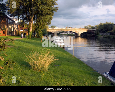 Steinbrücke über den Fluss Themse Staines Middlesex England Stockfoto