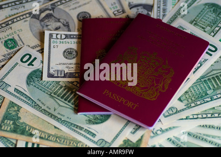 Zwei britische Pässe liegen auf einem Stapel von US-Dollar Stockfoto