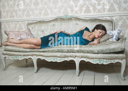 Frau schläft auf Sofa Stockfoto