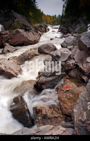 Wasserfall auf dem Sand River, Pinguisibi Trail, im Lake Superior Provincial Park, Great Lakes, Ontario, Kanada. Stockfoto